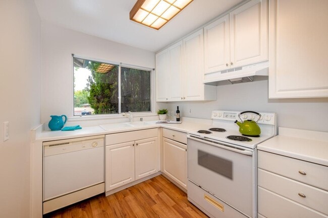Building Photo - 7130 Rainbow Dr
