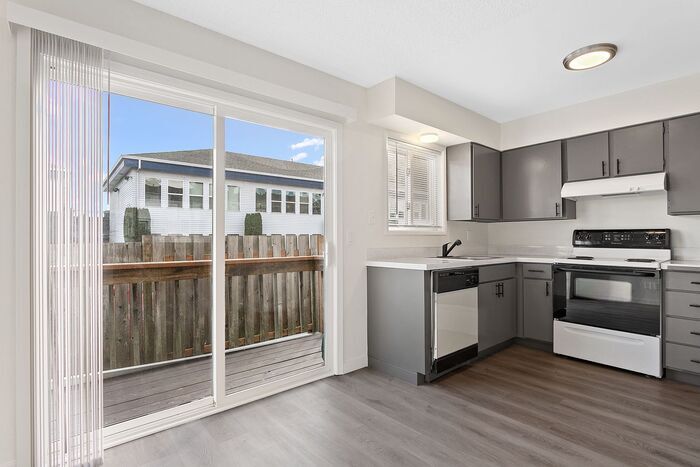 Foto principal - Remodeled 2 bedroom across from Providence...