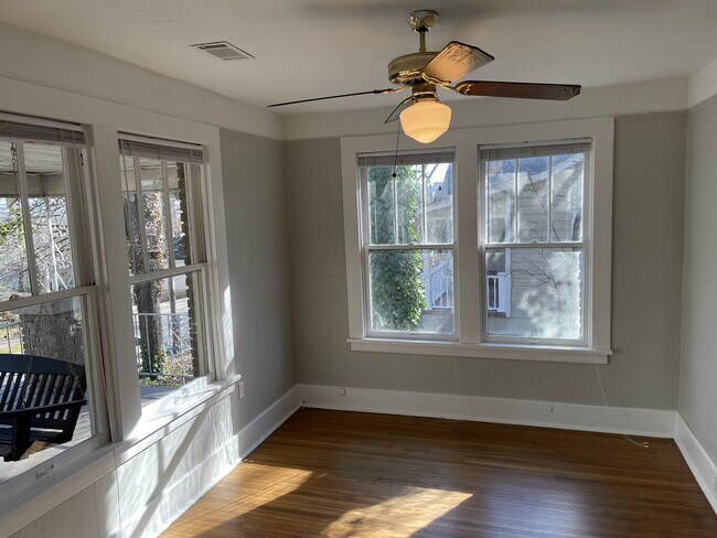 Foto del edificio - Adorable Hillcrest Bungalow with 3 bedrooms and 2 bathrooms.