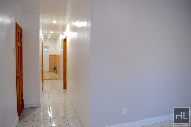 Building Photo - Cozy 2BR w/ Massive Backyard!