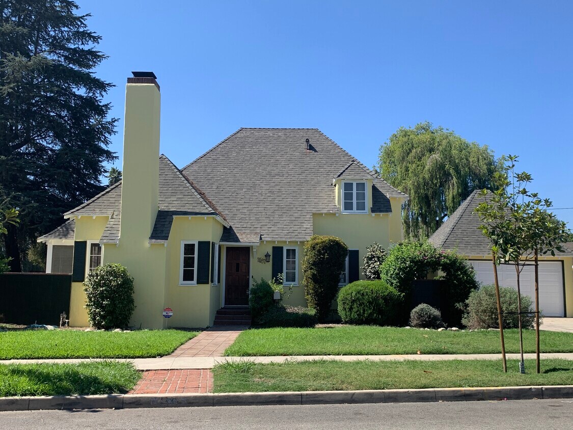 Primary Photo - 1537 N Palomares St
