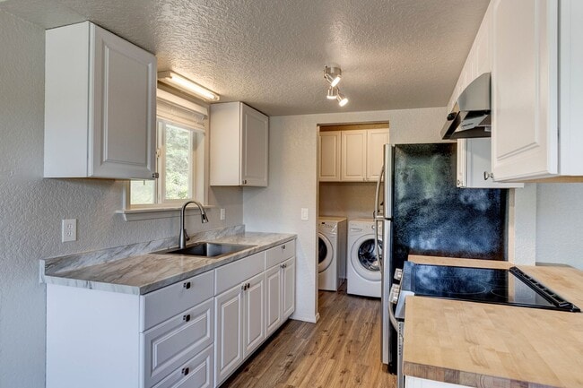 Building Photo - Recently Remodeled 2 bed 1 bath Home in Si...