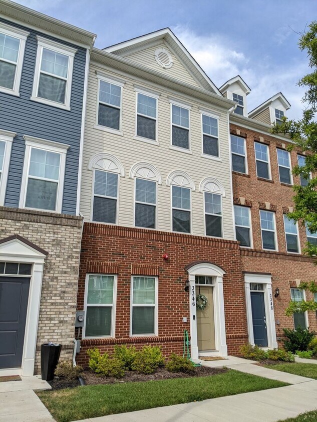 Primary Photo - Gorgeous Newer Build (2019) 4 level townho...
