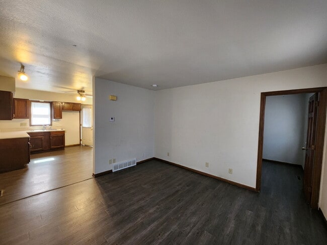 Building Photo - 2 Bedroom Lower with Garage