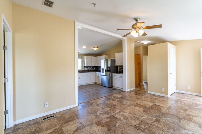 Building Photo - Charming 3 Bedroom Home! With Studio Guest...