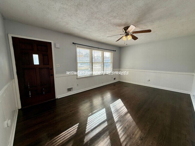 Foto del edificio - 4 Bedroom Home Near Downtown Lee’s Summit