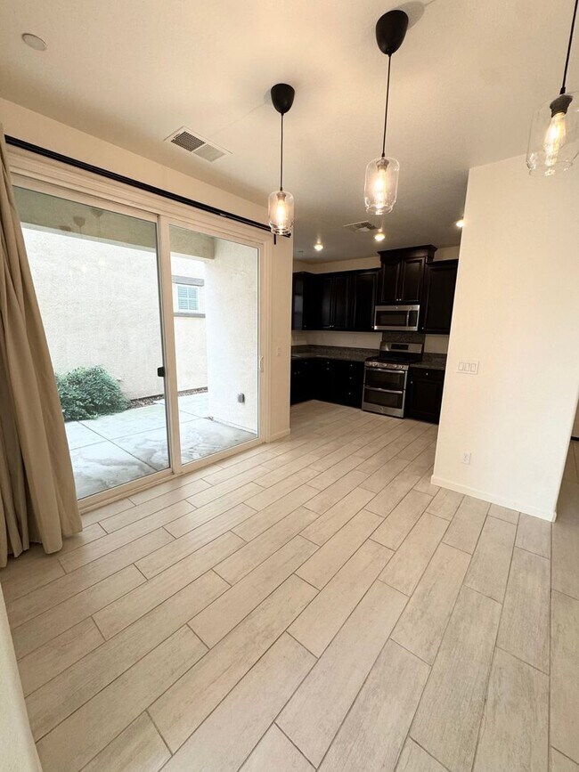 Foto del edificio - 3 Bed / 2.5 Bath Solar Home with Patio – Roseville – Available Now SEE VIDEO