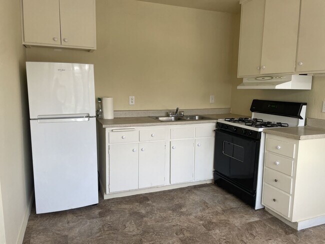 Foto del edificio - Walking Distance to Water Front- Multiple Applications Pending