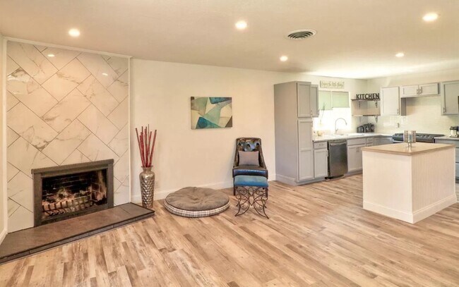 Building Photo - 1430 Peach Tree Ln