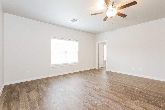 Building Photo - 8261 Lakeside Dr