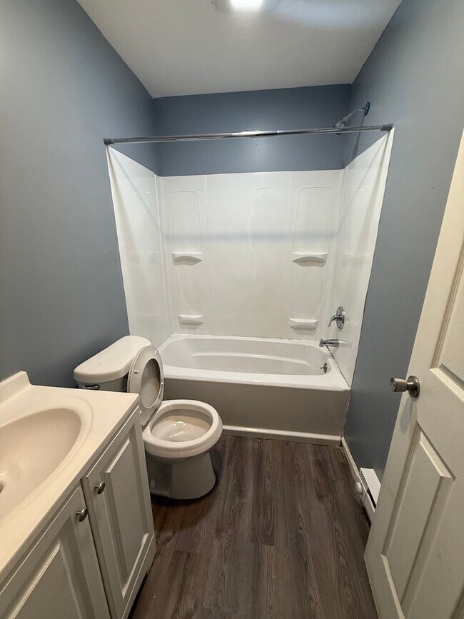 Foto del edificio - REMODELED 2 BEDROOM E.185TH/LAKE SHORE BLVD.