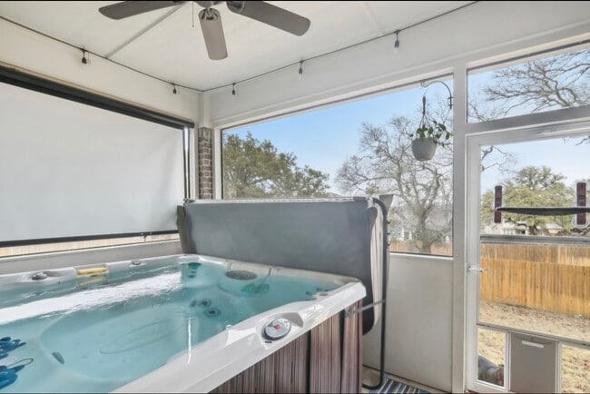 Foto del edificio - 8302 Elander Dr