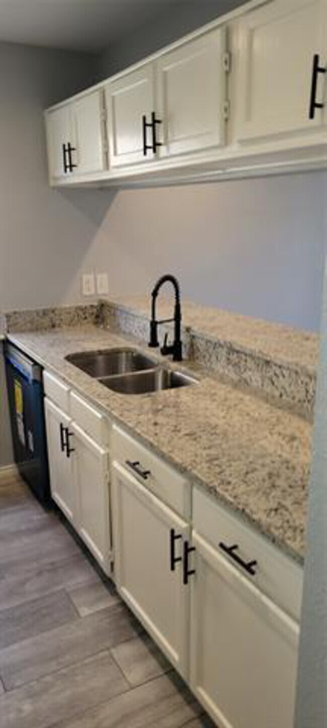 Foto del edificio - 1722 Crest Point Drive