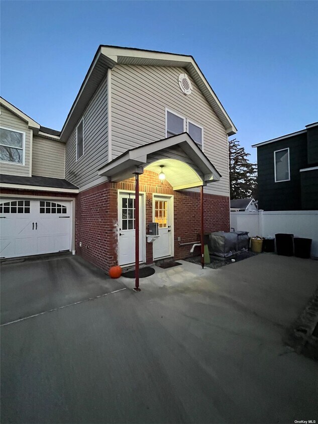 180 S 4th St, Lindenhurst, NY 11757 Townhome Rentals in Lindenhurst