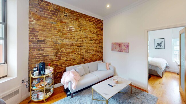 Foto del edificio - 221 E 83rd St