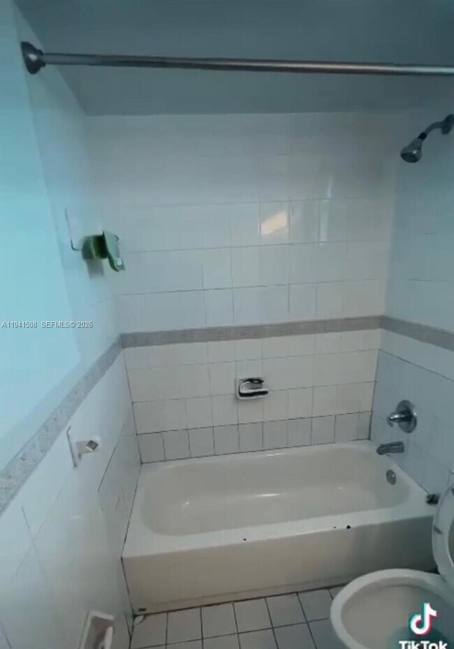 Foto del edificio - 301 NW 177th St