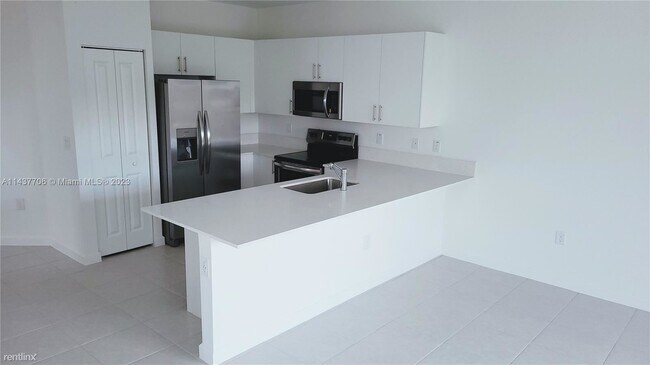 Building Photo - 4 br, 3 bath Townhome - 12000 NW 47th Mnr