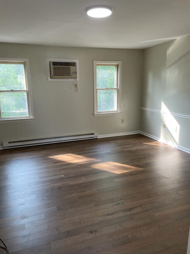 Building Photo - 1617 Chadwick Cir