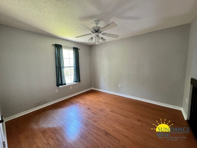 Building Photo - Stunning 3 Bedroom Home located on a Cul-d...