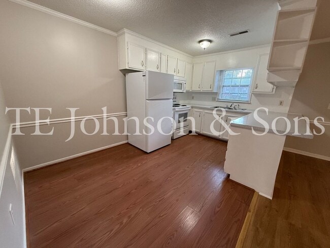 Building Photo - Charming 2-Bedroom with Fireplace & Modern...
