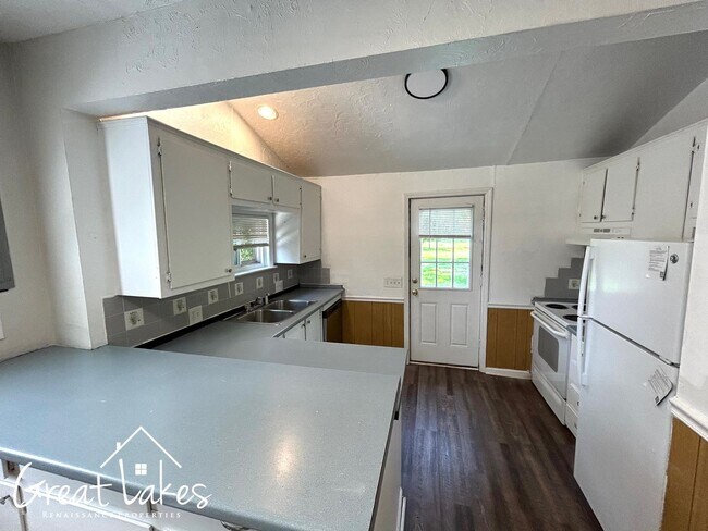Building Photo - Fabulous 2 bedroom / 1 bathroom, 2-story home now available for rent!