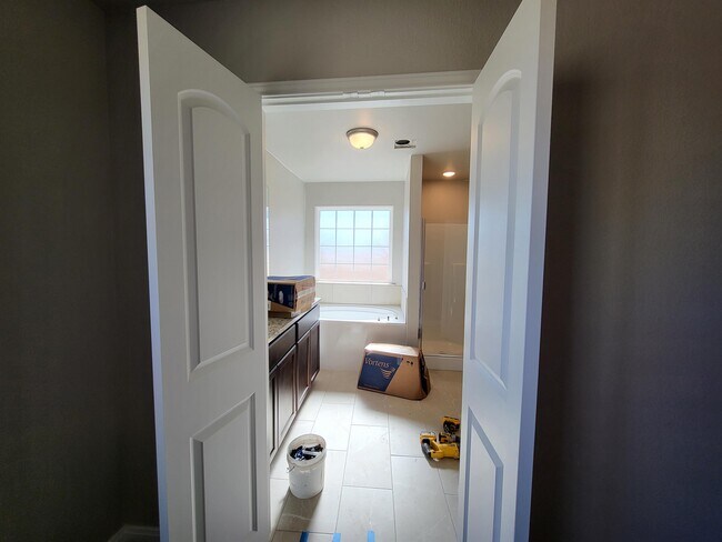 Building Photo - 631 Fallbrook Dr