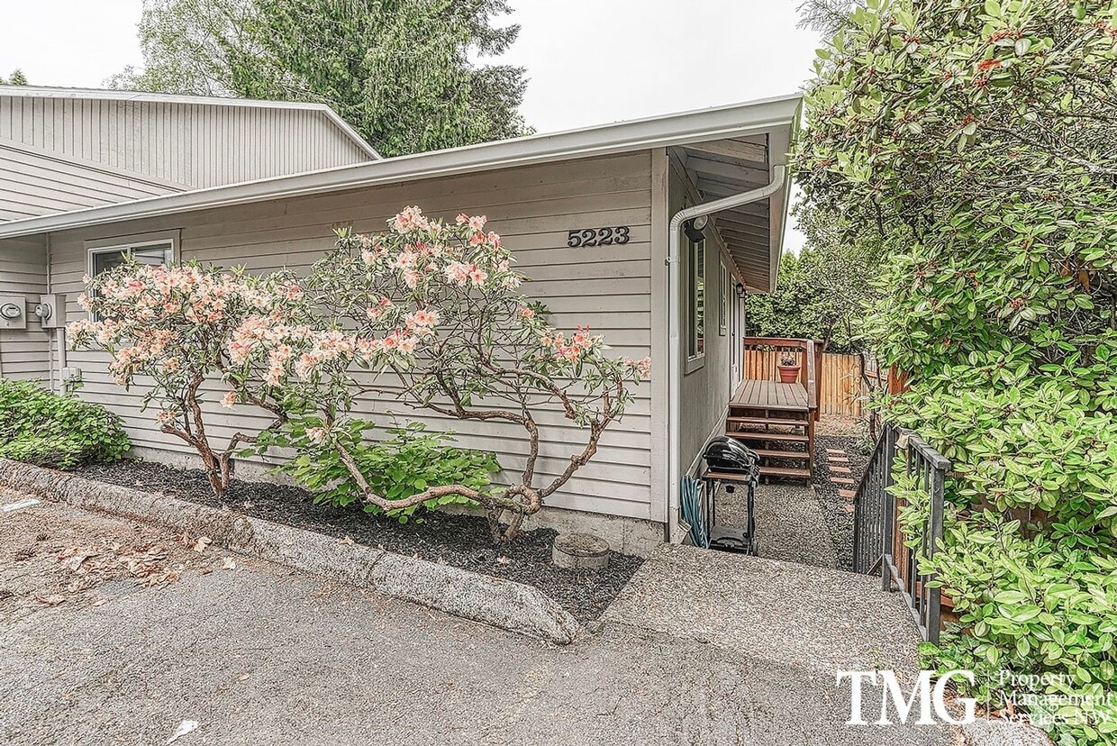 SW Portland 2 BD Home with Garage & Outdoor Space - SW Portland 2 BD Home with Garage & Outdoor Space