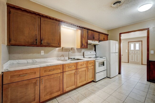 Building Photo - Charming 2-Bedroom Home with Fenced Backyard in the Heart of Choctaw! Ask About Our $250 Off Move...