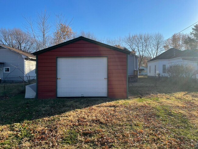 Building Photo - Charming 3 Bedroom, 1 Bath Home with Spaci...