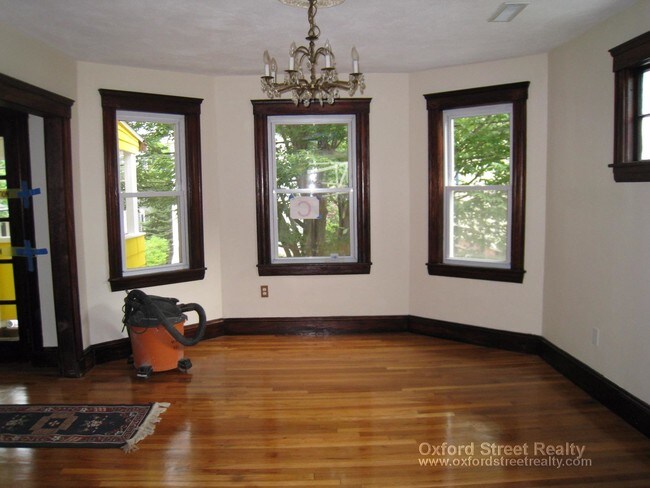 Building Photo - 154 Raymond St