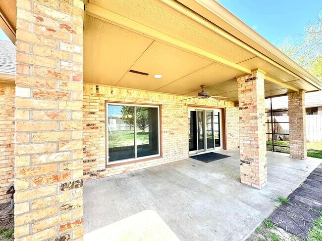 Building Photo - 504 Okarche