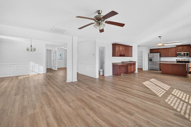 Foto del edificio - Expansive 4-bedroom, 3.5-bathroom single-family home boasts 3,150 sq. ft.