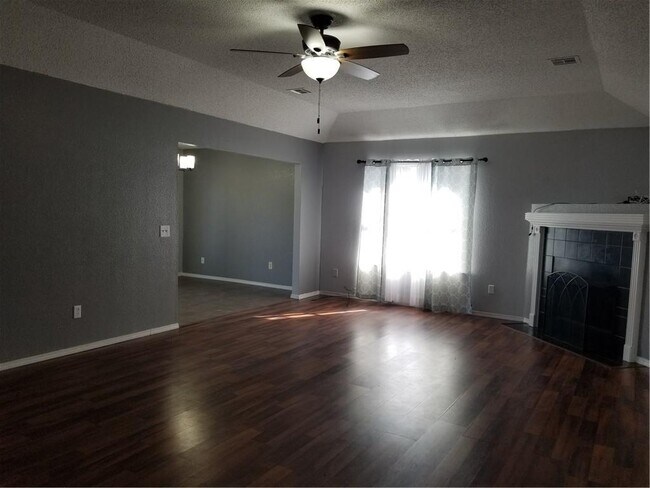 Building Photo - 420 Woods Dr