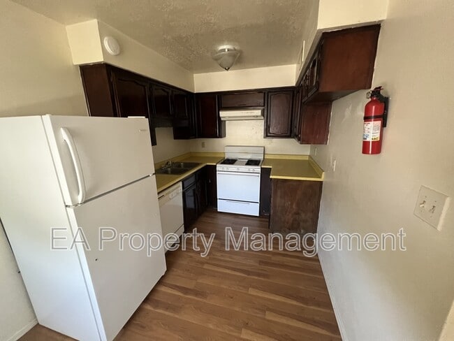 Building Photo - 12200 Candelaria Rd NE