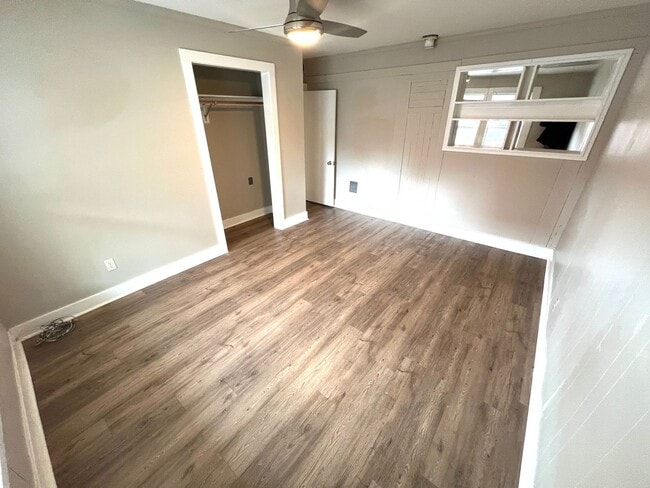 Building Photo - Pet Friendly 3 Bed 1 Bath Single Family home Close to Downtown!