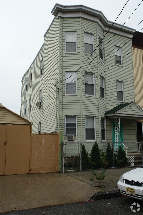 Building Photo - 84 Lawrence St