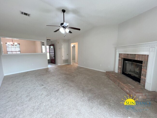 Building Photo - Lovely 3 Bedroom Home in Crestview South of I-10!