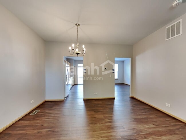 Building Photo - 945 Summit Creek Dr