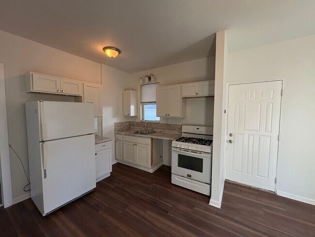 Foto del edificio - Three bedroom one bathroom home for rent