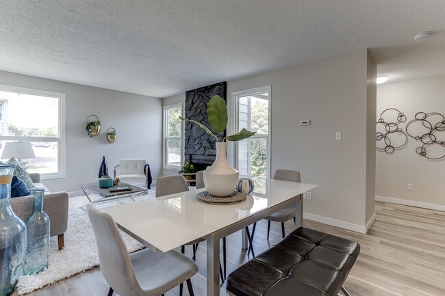 Photo du bâtiment - 7032 Mill Woods Rd S