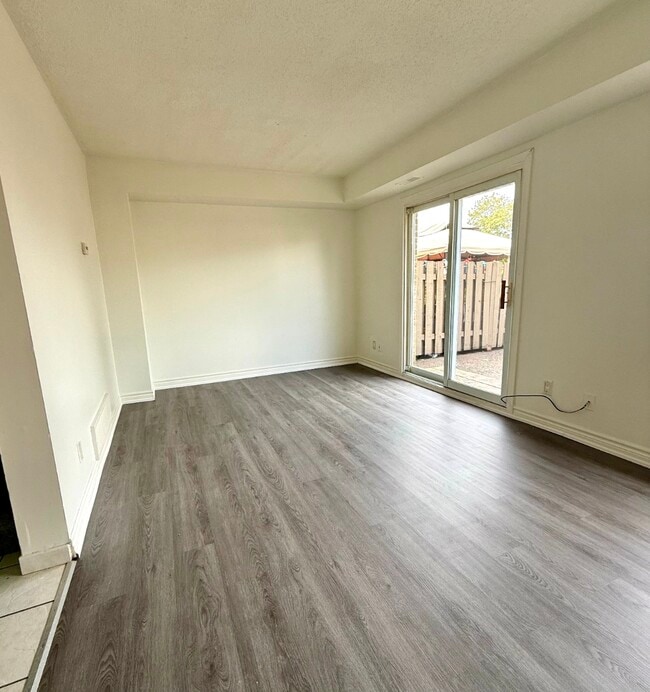 Building Photo - Large 3 Bedroom Townhouse Available