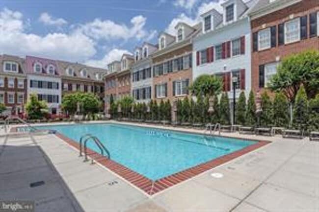 Foto del edificio - Beautiful 2BR, 2.5BA Townhouse Style Condo Near Old Town Alexandria