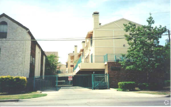 Foto del edificio - Nueces Oaks Condominiums
