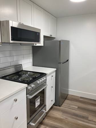 Photo du bâtiment - Prime Fairview Living | Patio Suites Steps to SkyTrain & Downtown