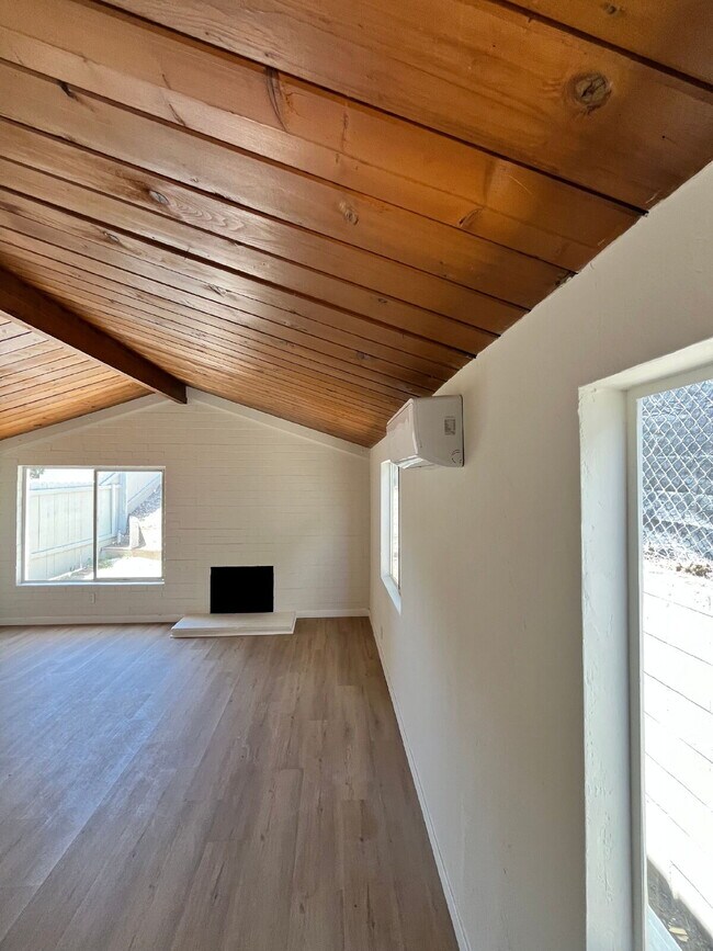 Foto del edificio - $1,775 - 1 Bed 1 Bath Fully Renovated Apartment within a Gated Complex in City Heights