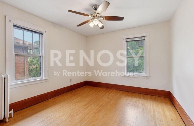 Building Photo - Spacious 2 Bedroom 1 Bath Upper Level Duplex in St. Paul