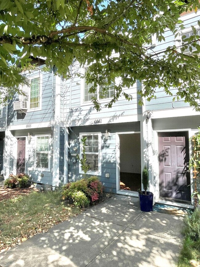Foto del edificio - St. Johns Neighborhood Rowhouse with Detached Garage, Private Back Patio