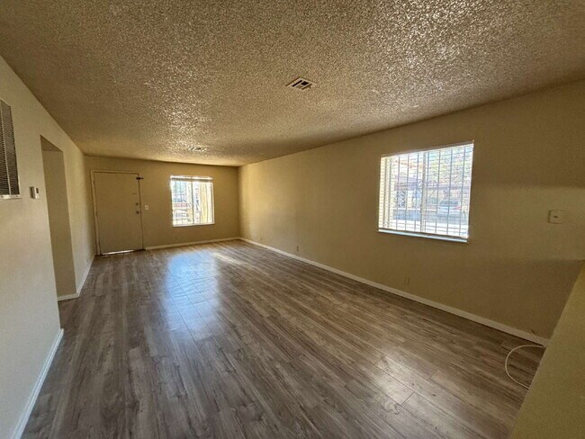 Foto del edificio - First Floor 2-bed, 2-bath, no carpet here!