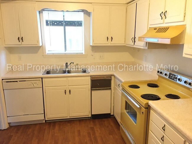 Foto del edificio - 5816 Hunting Ridge Ln