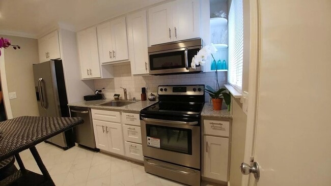 Building Photo - Stylishly Remodeled Unit with fenced-in ya...